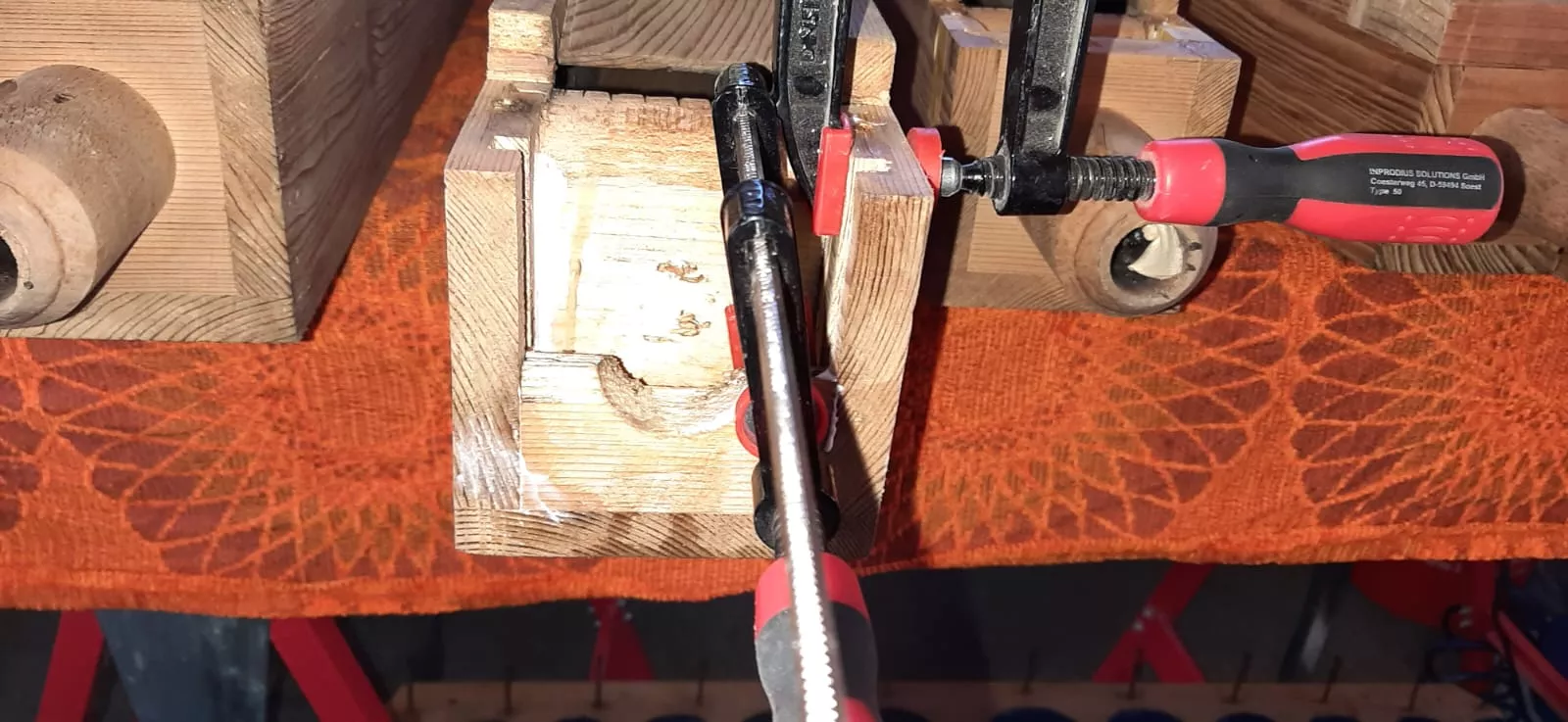 Reparatur einer Holzpfeife in der Orgel in Oberndorf-Beffendorf