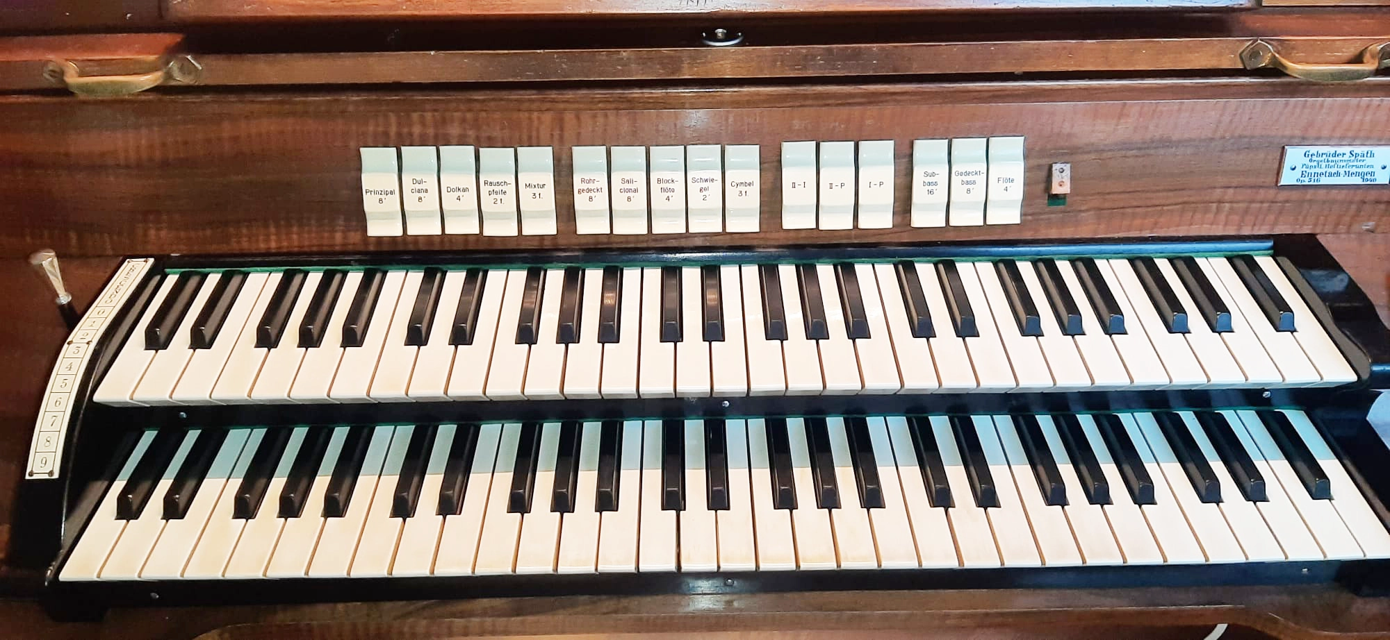 Spieltisch in der Orgel in Oberndorf-Beffendorf