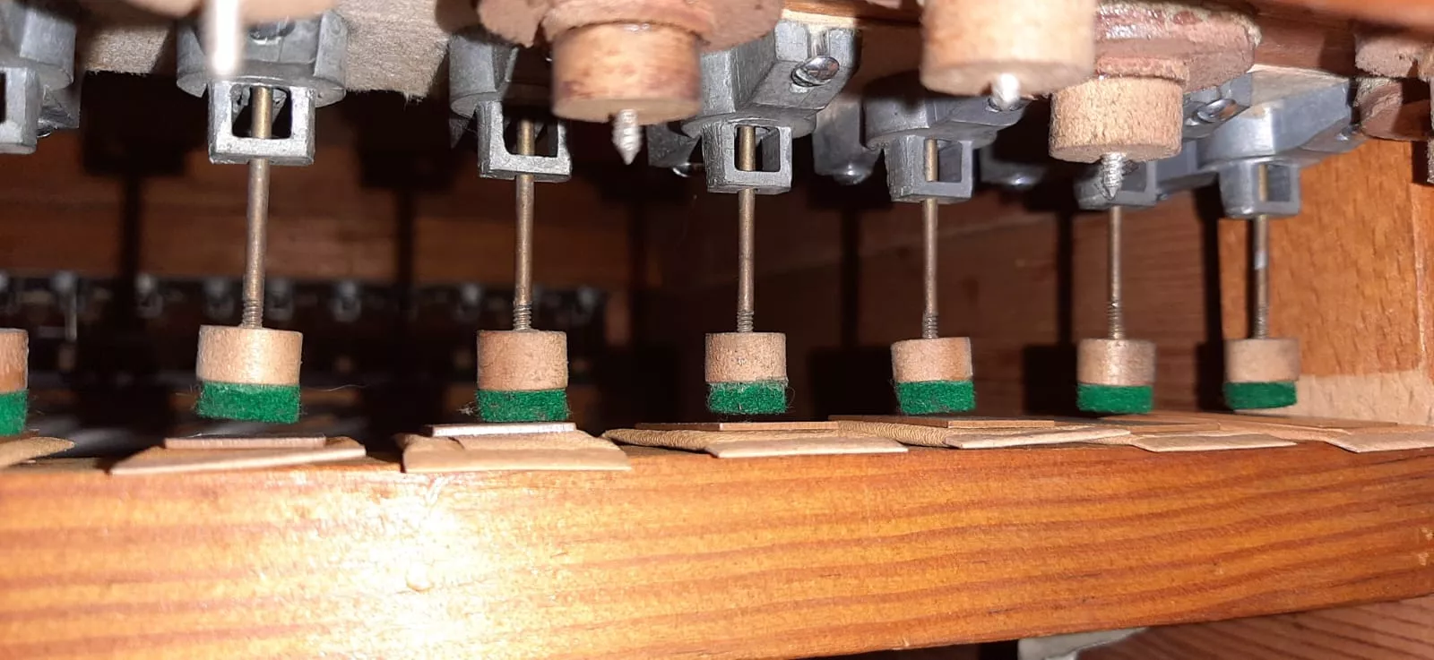 Pneumatische Tonrelaise in der Orgel in Oberndorf-Beffendorf