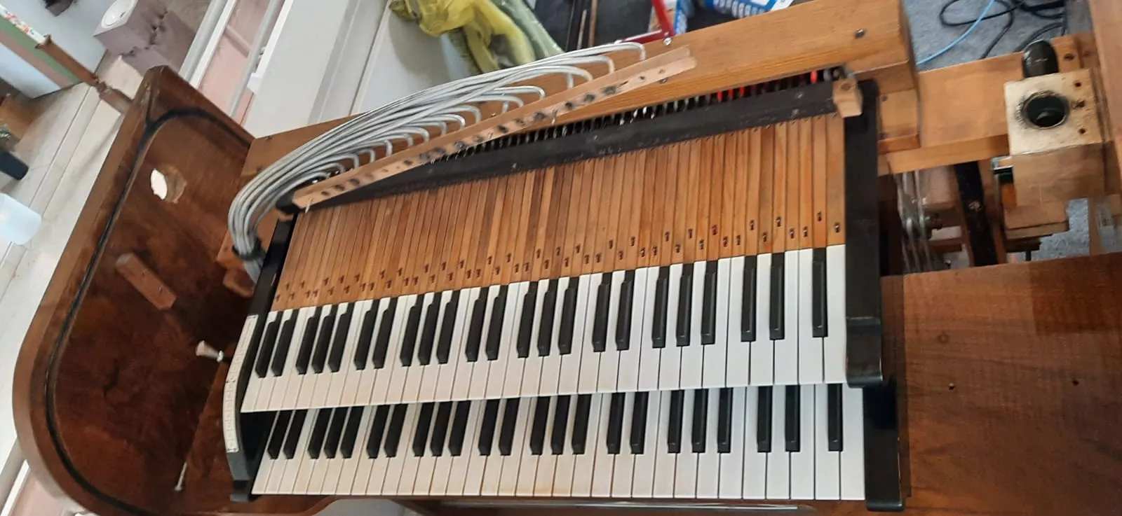 Spieltisch (geöffnet) in der Orgel in Oberndorf-Beffendorf
